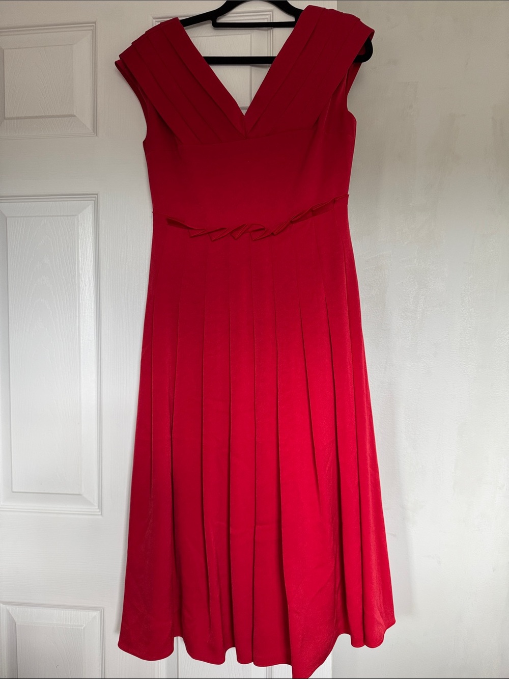Sleeveless Red V-Neck Pleated Midi Dress